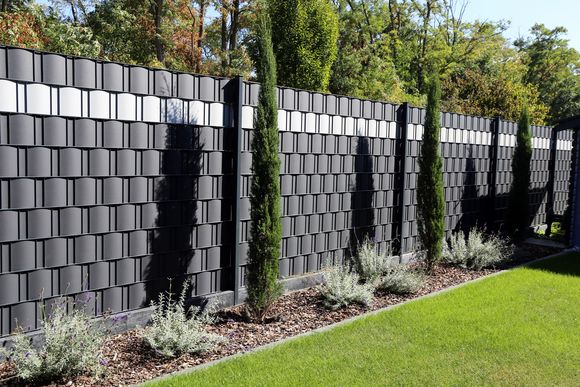Moderner Gartenzaun mit Bepflanzung